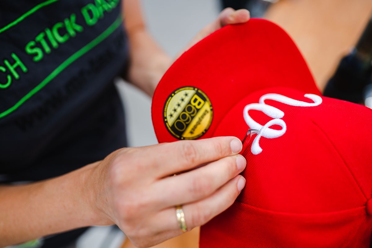 Bestickte rote Cap mit weißem Logo