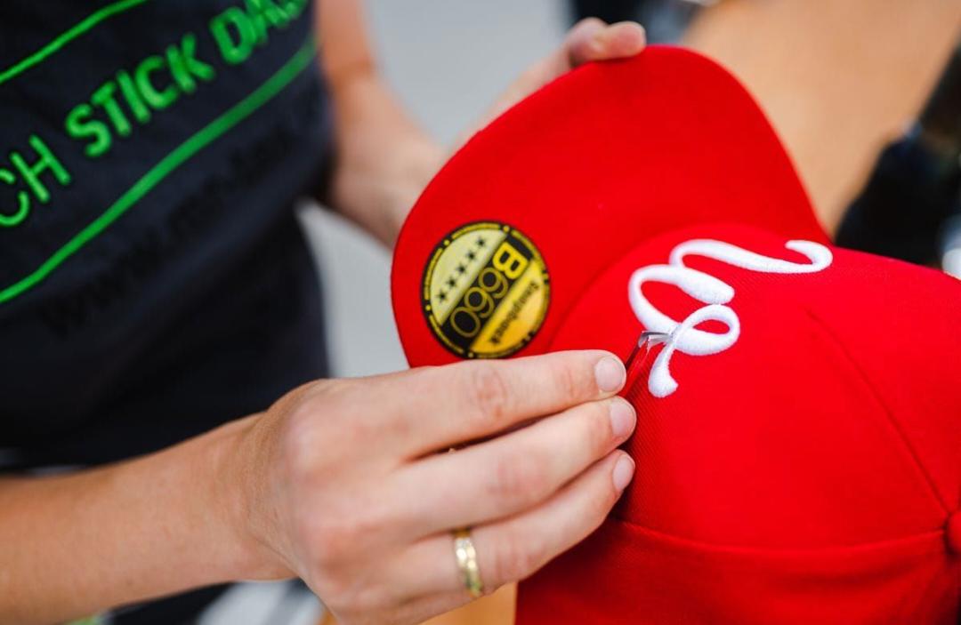 Rote Cap mit gesticktem Logo