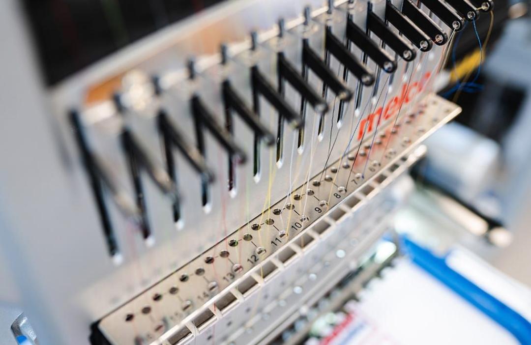Melco Stickmaschine im Einsatz